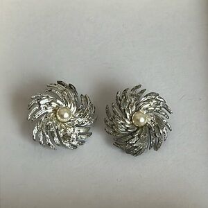 Vintage Sarah Coventry Silver Toned Clip on Earrings